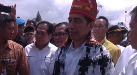 Jokowi disambut Tari Munalo di Bandara Rembele