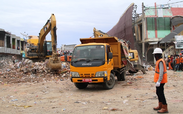 Pembersihan puing reruntuhan bangunan di kawasan Meureude, Pidie Jaya. Foto Muhadi/lingepost.com