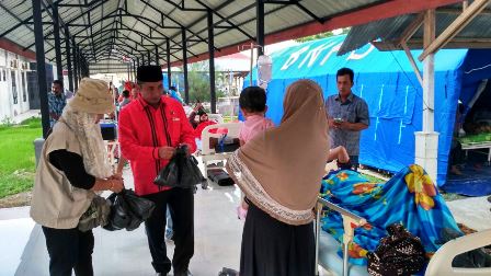 Anggota DPRK Aceh Tengah dari PDI Perjuangan Menyerahkan bantuan langsung kepada korban gempa yang dirawat di rumah sakit