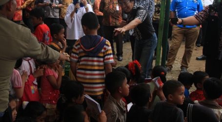 Kak Seto Hibur Anak Korban Gempa di Pengungsian