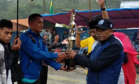 Reje Kampung Daling Ramli dan Reje Kampung Bahgie Lahmudin menyerahkan tropi dan hadiah kepada juara keempat