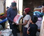 Samsuddin Serahkan Bantuan Sembako untuk Warga Kurang Mampu
