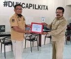 Dinas Dukcapil Beri Penghargaan Tiga Pegawai Berkinerja Baik Selama Bulan Juni