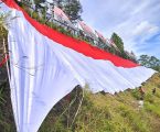 Mahagapa Takengon Kibarkan Merah Putih Raksasa di Puncak Bur Gayo