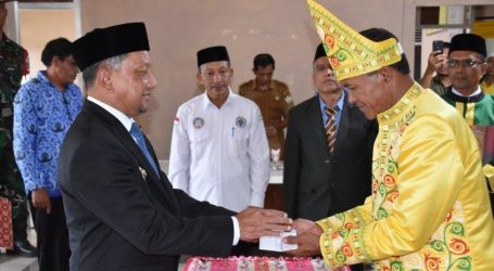 Pj Bupati Mirzuan Lantik Sabri Munthe Sebagai Mukim Kemukiman Silih Nara