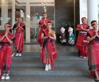 Queen Parrona Hotel Hadirkan Pesona Tarian Tradisional Manortor untuk Wisatawan Mancanegara