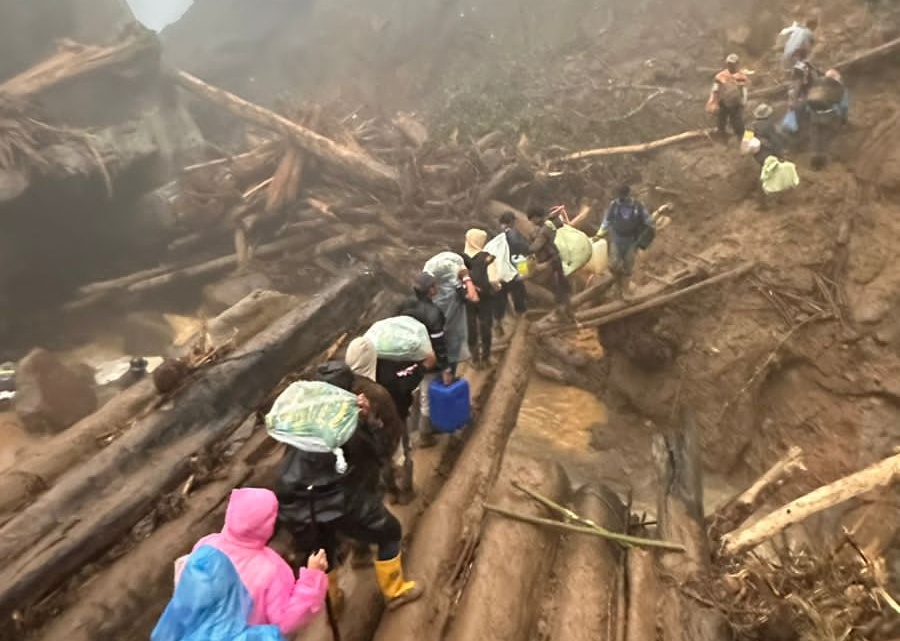 Tim Relawan Donasi Peduli Gayo berjibaku memikul barang bantuan di medan jalan ekstrem untuk dibawa masuk ke Aceh Tengah, Senin (8/12/2025). Foto : ANTARA